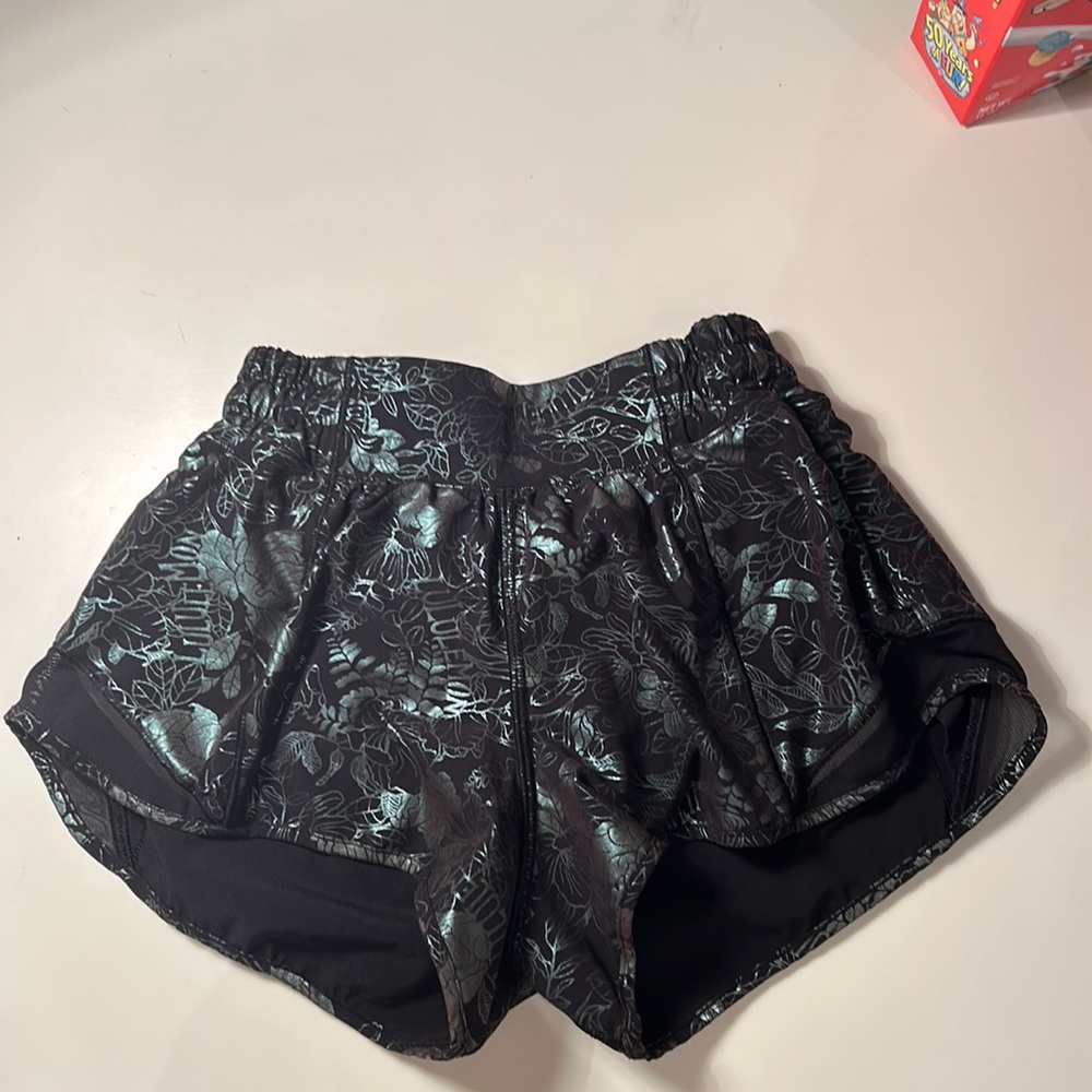 Lululemon short low rise lined 2.5 inch Hotty Hot